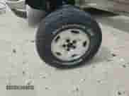 2001 Chevrolet Blazer LT z VIN 1GNDT13W212207596, wystawiony jako Copart lot #76174454 z przebiegiem 139 367 mil mil oraz Nie do naprawy • Non repairable. Historia ofert i sprzedaży dostępna na DreamBid. Obrazek 13.