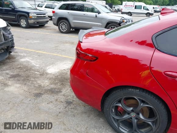 ✅ 2018 Alfa Romeo Giulia Ti Sport • VIN: ZARFAEEN1J7567230 • Lot: 42557668. Listed on IAAI with 54,363 mi. Free auction sales archive from the USA and detailed vehicle history report at DreamBid. Image 17.