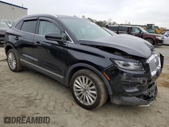 ✅ 2019 Lincoln MKC Standard • VIN: 5LMCJ1D98KUL37318 • Lot: 81398564. Wystawiony na Copart z przebiegiem 35 929 mil. Bezpłatny archiwum sprzedaży aukcyjnych z USA i szczegółowy raport historii pojazdu na DreamBid. Zdjęcie 4.