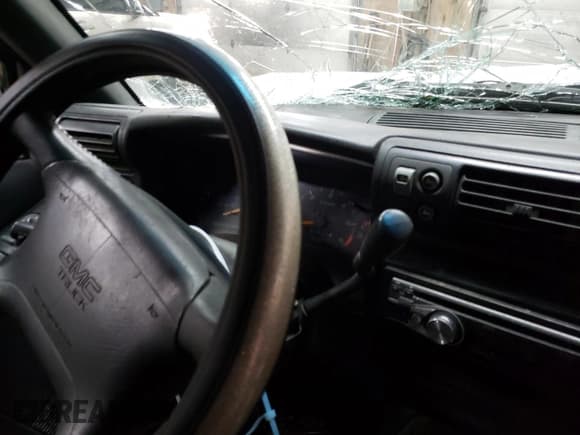 ✅ 1996 GMC Jimmy SL • VIN: 1GKDT13W3T2555469 • Lot: 66480124. Wystawiony na Copart z przebiegiem Nie podano. Bezpłatny archiwum sprzedaży aukcyjnych z USA i szczegółowy raport historii pojazdu na DreamBid. Zdjęcie 9.