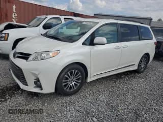 ✅ 2018 Toyota Sienna XLE Auto Access Seat • VIN: 5TDYZ3DCXJS957359 • Lot: 84660235. Wystawiony na Copart z przebiegiem 51 121 mil. Bezpłatny archiwum sprzedaży aukcyjnych z USA i szczegółowy raport historii pojazdu na DreamBid. Zdjęcie 1.