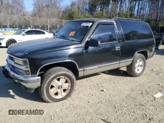 1998 Chevrolet Tahoe z VIN 3GNEK18R9WG123185, wystawiony jako Copart lot #53020915 z przebiegiem 310 261 mil mil oraz Nie do naprawy • Non repairable. Historia ofert i sprzedaży dostępna na DreamBid. Obrazek 1.