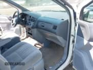 ✅ 1998 Toyota Sienna CE • VIN: 4T3GF19C2WU063623 • Lot: 42142554. Wystawiony na IAAI z przebiegiem 272 791 mil. Bezpłatny archiwum sprzedaży aukcyjnych z USA i szczegółowy raport historii pojazdu na DreamBid. Zdjęcie 5.