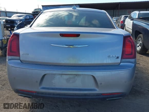 ✅ 2016 Chrysler 300 S • VIN: 2C3CCAGG3GH208901 • Lot: 41666640. Listed on IAAI with 101,018 mi. Free auction sales archive from the USA and detailed vehicle history report at DreamBid. Image 16.