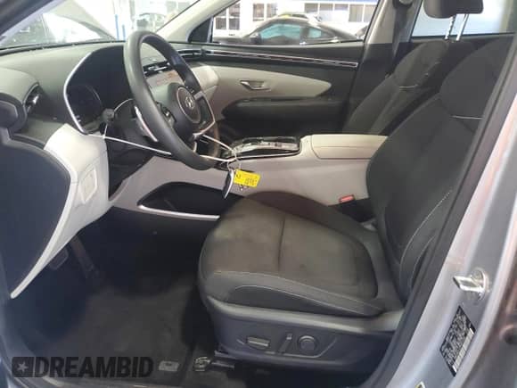 2023 Hyundai Tucson Blue z VIN KM8JBCA12PU091438, wystawiony jako Copart lot #57264655 z przebiegiem 72 768 mil mil oraz Szkoda całkowita • Salvage title. Historia ofert i sprzedaży dostępna na DreamBid. Obrazek 7.