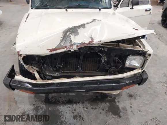 ✅ 1983 Mazda B-Series • VIN: JM2UC1213D0738249 • Lot: 41559333. Wystawiony na IAAI z przebiegiem 145 596 mil. Bezpłatny archiwum sprzedaży aukcyjnych z USA i szczegółowy raport historii pojazdu na DreamBid. Zdjęcie 6.