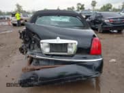 ✅ 2000 Lincoln Town Car Signature • VIN: 1LNHM82W1YY936080 • Lot: 43287202. Wystawiony na IAAI z przebiegiem 162 731 mil. Bezpłatny archiwum sprzedaży aukcyjnych z USA i szczegółowy raport historii pojazdu na DreamBid. Zdjęcie 17.