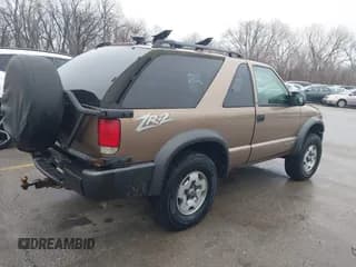 ✅ 2002 Chevrolet Blazer LS • VIN: 1GNCT18W52K170422 • Lot: 41477271. Wystawiony na IAAI z przebiegiem 165 150 mil. Bezpłatny archiwum sprzedaży aukcyjnych z USA i szczegółowy raport historii pojazdu na DreamBid. Zdjęcie 4.