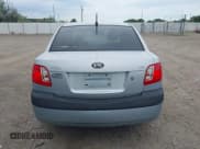 ✅ 2007 Kia Rio LX • VIN: KNADE123276276328 • Lot: 42573911. Wystawiony na IAAI z przebiegiem 94 302 mil. Bezpłatny archiwum sprzedaży aukcyjnych z USA i szczegółowy raport historii pojazdu na DreamBid. Zdjęcie 16.