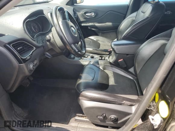 ✅ 2020 Jeep Cherokee Altitude • VIN: 1C4PJMLN5LD550818 • Lot: 60082645. Wystawiony na Copart z przebiegiem 121 428 mil. Bezpłatny archiwum sprzedaży aukcyjnych z USA i szczegółowy raport historii pojazdu na DreamBid. Zdjęcie 7.