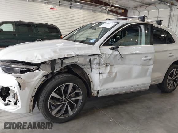 ✅ 2023 Audi Q5 S line Premium Plus • VIN: WA1EAAFYXP2121021 • Lot: 42889041. Wystawiony na IAAI z przebiegiem 50 565 mil. Bezpłatny archiwum sprzedaży aukcyjnych z USA i szczegółowy raport historii pojazdu na DreamBid. Zdjęcie 6.