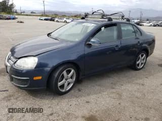 ✅ 2010 Volkswagen Jetta Limited Edition • VIN: 3VWAZ7AJ9AM118716 • Lot: 81342775. Wystawiony na Copart z przebiegiem Nie podano. Bezpłatny archiwum sprzedaży aukcyjnych z USA i szczegółowy raport historii pojazdu na DreamBid. Zdjęcie 1.