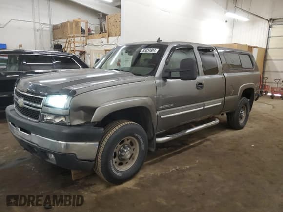 ✅ 2006 Chevrolet Silverado 2500HD Work Truck • VIN: 1GCHK29U66E125918 • Lot: 85034684. Wystawiony na Copart z przebiegiem 236 491 mil. Bezpłatny archiwum sprzedaży aukcyjnych z USA i szczegółowy raport historii pojazdu na DreamBid. Zdjęcie 1.