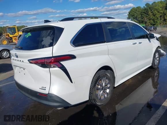 ✅ 2022 Toyota Sienna XLE • VIN: 5TDYRKEC0NS087877 • Lot: 43385541. Listed on IAAI with 102,212 mi. Free auction sales archive from the USA and detailed vehicle history report at DreamBid. Image 4.