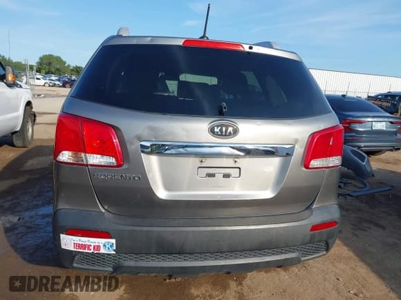 ✅ 2013 Kia Sorento LX • VIN: 5XYKTDA28DG388439 • Lot: 43275151. Listed on IAAI with 157,159 mi. Free auction sales archive from the USA and detailed vehicle history report at DreamBid. Image 17.