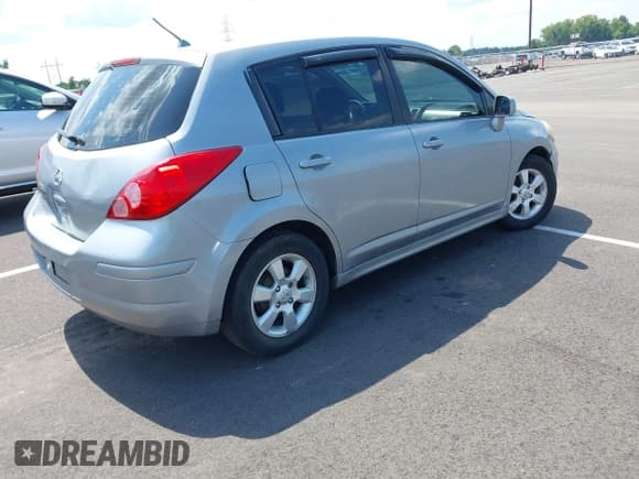 ✅ 2007 Nissan Versa SL • VIN: 3N1BC13E87L359223 • Lot: 42946797. Wystawiony na IAAI z przebiegiem 187 894 mil. Bezpłatny archiwum sprzedaży aukcyjnych z USA i szczegółowy raport historii pojazdu na DreamBid. Zdjęcie 4.