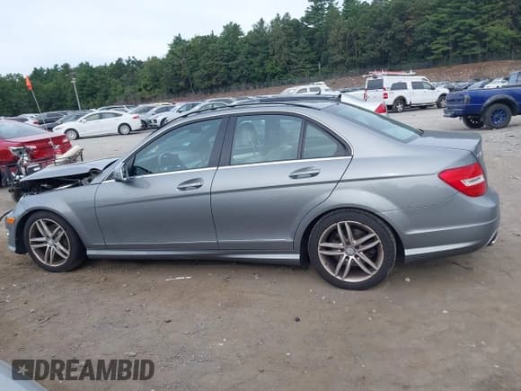 ✅ 2012 Mercedes-Benz C 300 Sport • VIN: WDDGF8BB5CR225904 • Lot: 43010982. Wystawiony na IAAI z przebiegiem 90 115 mil. Bezpłatny archiwum sprzedaży aukcyjnych z USA i szczegółowy raport historii pojazdu na DreamBid. Zdjęcie 15.