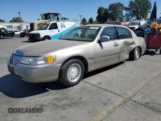 ✅ 2000 Lincoln Town Car Executive • VIN: 1LNHM81W9YY899233 • Lot: 69630805. Wystawiony na Copart z przebiegiem 224 456 mil. Bezpłatny archiwum sprzedaży aukcyjnych z USA i szczegółowy raport historii pojazdu na DreamBid. Zdjęcie 1.