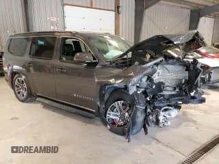 ✅ 2022 Jeep Wagoneer Series III • VIN: 1C4SJVDT1NS144854 • Lot: 59072433. Wystawiony na Copart z przebiegiem 9 544 mil. Bezpłatny archiwum sprzedaży aukcyjnych z USA i szczegółowy raport historii pojazdu na DreamBid. Zdjęcie 4.