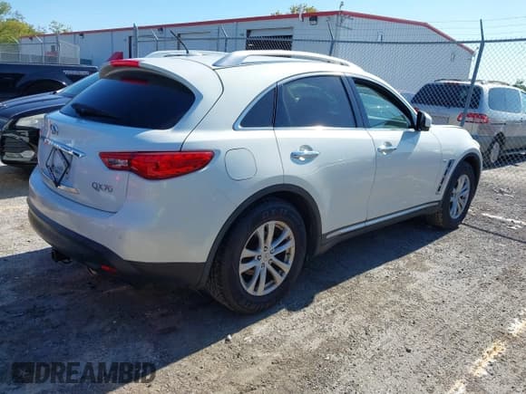 ✅ 2015 Infiniti QX70 • VIN: JN8CS1MU3FM381682 • Lot: 43160141. Listed on IAAI with 142,404 mi. Free auction sales archive from the USA and detailed vehicle history report at DreamBid. Image 4.