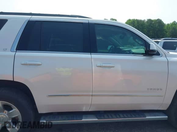 2019 Chevrolet Tahoe LT z VIN 1GNSKBKC5KR153517, wystawiony jako IAAI lot #42390642 z przebiegiem 52 034 mil mil oraz . Historia ofert i sprzedaży dostępna na DreamBid. Obrazek 13.