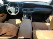 ✅ 2022 Lexus LS 500 • VIN: JTHD51FF2N5016858 • Lot: 43971535. Wystawiony na Copart z przebiegiem 21 022 mil. Bezpłatny archiwum sprzedaży aukcyjnych z USA i szczegółowy raport historii pojazdu na DreamBid. Zdjęcie 8.