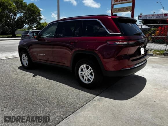 ✅ 2024 Jeep Grand Cherokee Laredo X • VIN: 1C4RJGAG3RC708070 • Lot: 66686465. Listed on Copart with 51,973 mi. Free auction sales archive from the USA and detailed vehicle history report at DreamBid. Image 3.