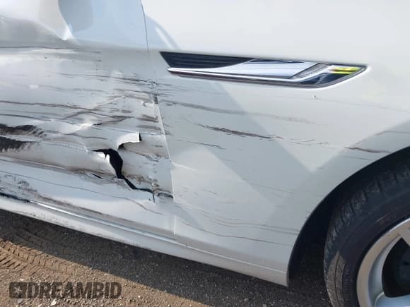 ✅ 2015 BMW 6 Series 650i xDrive • VIN: WBA6B4C5XFD761569 • Lot: 42646861. Listed on IAAI with 55,306 mi. Free auction sales archive from the USA and detailed vehicle history report at DreamBid. Image 17.