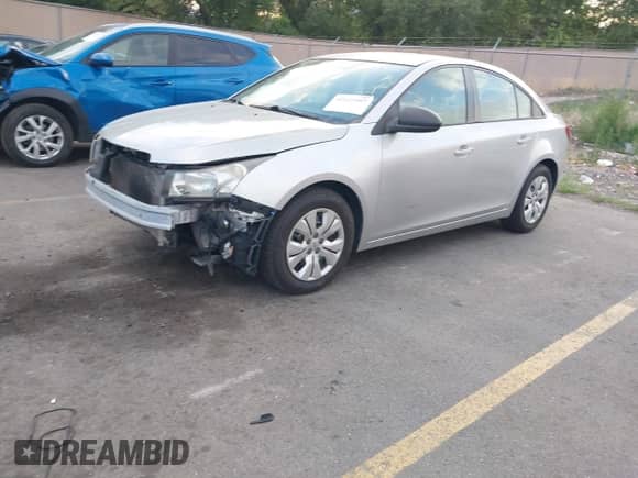 2015 Chevrolet Cruze LS z VIN 1G1PA5SG4F7172429, wystawiony jako IAAI lot #42623007 z przebiegiem 102 506 mil mil oraz . Historia ofert i sprzedaży dostępna na DreamBid. Obrazek 2.