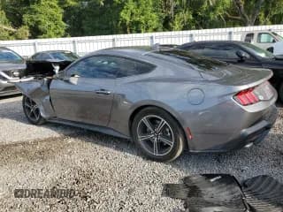 ✅ 2024 Ford Mustang EcoBoost • VIN: 1FA6P8TH4R5118337 • Lot: 57441984. Wystawiony na Copart z przebiegiem 4 892 mil. Bezpłatny archiwum sprzedaży aukcyjnych z USA i szczegółowy raport historii pojazdu na DreamBid. Zdjęcie 2.