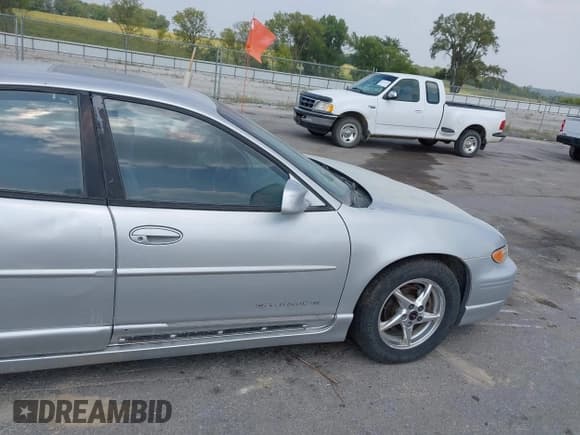✅ 2002 Pontiac Grand Prix GT • VIN: 1G2WP52KX2F203872 • Lot: 43135768. Wystawiony na IAAI z przebiegiem 204 430 mil. Bezpłatny archiwum sprzedaży aukcyjnych z USA i szczegółowy raport historii pojazdu na DreamBid. Zdjęcie 12.