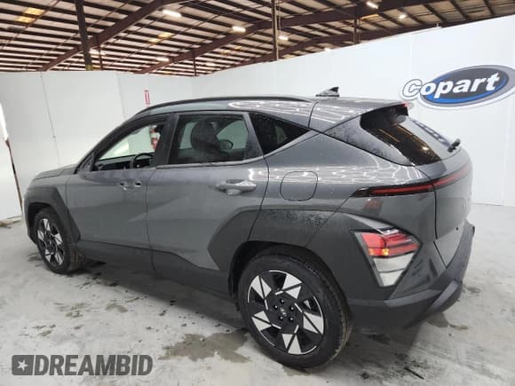✅ 2025 Hyundai Kona SEL • VIN: KM8HB3AB8SU212246 • Lot: 90502825. Wystawiony na Copart z przebiegiem 26 522 mil. Bezpłatny archiwum sprzedaży aukcyjnych z USA i szczegółowy raport historii pojazdu na DreamBid. Zdjęcie 2.