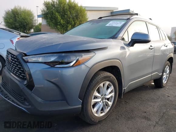 ✅ 2023 Toyota Corolla Cross LE • VIN: 7MUCAABG5PV045801 • Lot: 43504678. Wystawiony na IAAI z przebiegiem 24 996 mil. Bezpłatny archiwum sprzedaży aukcyjnych z USA i szczegółowy raport historii pojazdu na DreamBid. Zdjęcie 2.