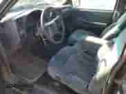 2000 Chevrolet S-10 LS z VIN 1GCCS1951Y8208557, wystawiony jako Copart lot #77857134 z przebiegiem 129 359 mil mil oraz Czysty tytuł • Clean title. Historia ofert i sprzedaży dostępna na DreamBid. Obrazek 8.