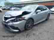 2022 Toyota Camry SE z VIN 4T1T11AK6NU643562, wystawiony jako IAAI lot #42478394 z przebiegiem 27 570 mil mil oraz . Historia ofert i sprzedaży dostępna na DreamBid. Obrazek 2.