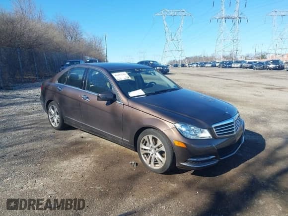 ✅ 2013 Mercedes-Benz C 300 Sport • VIN: WDDGF8AB1DR252908 • Lot: 41853240. Wystawiony na IAAI z przebiegiem 19 617 mil. Bezpłatny archiwum sprzedaży aukcyjnych z USA i szczegółowy raport historii pojazdu na DreamBid. Zdjęcie 1.