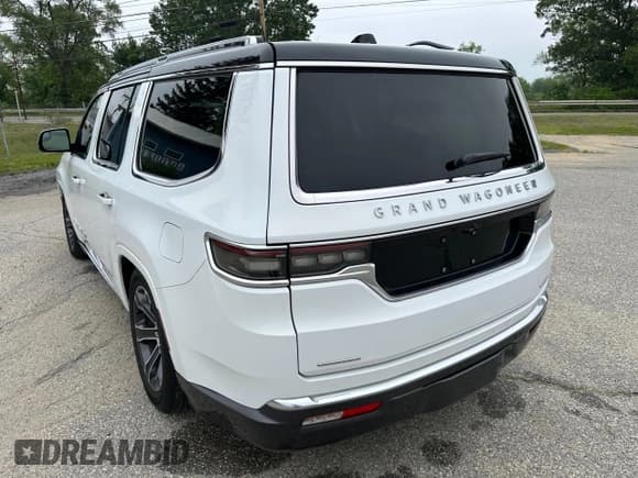 ✅ 2022 Jeep Grand Wagoneer Series I • VIN: 1C4SJVEJ7NS191397 • Лот: 62899895. Опубликован ранее на Copart с пробегом 18 595 миль. Бесплатный доступ к архиву аукционных продаж из США и подробный отчёт об истории автомобиля на DreamBid. Изображение 3.