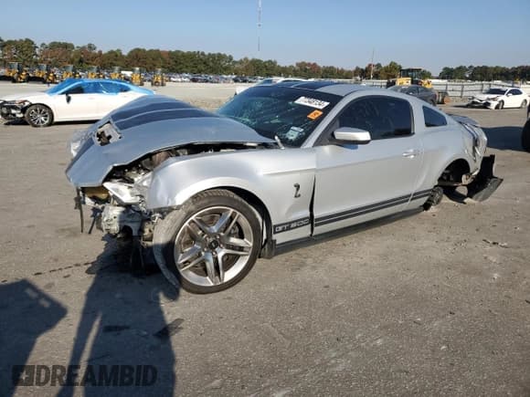✅ 2010 Ford Mustang GT500 • VIN: 1ZVBP8JS3A5156425 • Лот: 77348134. Опубликован ранее на Copart с пробегом 61 984 миль. Бесплатный доступ к архиву аукционных продаж из США и подробный отчёт об истории автомобиля на DreamBid. Изображение 1.