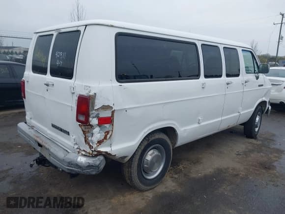✅ 1992 Dodge Passenger • VIN: 2B5WB35Y5NK172074 • Lot: 42010461. Wystawiony na IAAI z przebiegiem 101 961 mil. Bezpłatny archiwum sprzedaży aukcyjnych z USA i szczegółowy raport historii pojazdu na DreamBid. Zdjęcie 4.