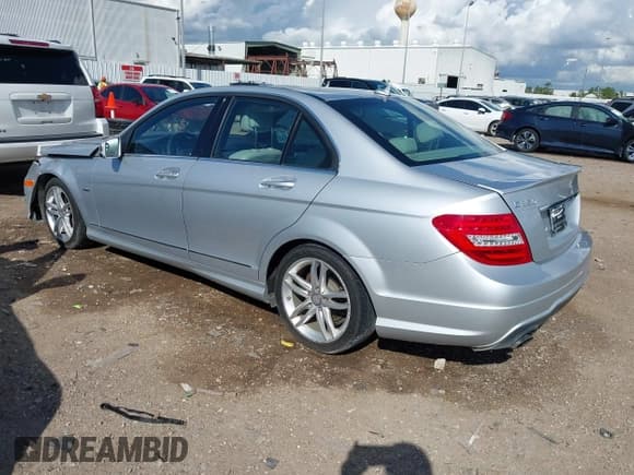 ✅ 2012 Mercedes-Benz C 250 Sport • VIN: WDDGF4HB4CR238949 • Lot: 43285302. Wystawiony na IAAI z przebiegiem 59 176 mil. Bezpłatny archiwum sprzedaży aukcyjnych z USA i szczegółowy raport historii pojazdu na DreamBid. Zdjęcie 3.