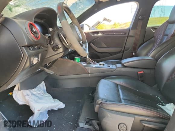 ✅ 2019 Audi RS 3 • VIN: WUABWHFF4KA900286 • Lot: 82243395. Wystawiony na Copart z przebiegiem Nie podano. Bezpłatny archiwum sprzedaży aukcyjnych z USA i szczegółowy raport historii pojazdu na DreamBid. Zdjęcie 7.