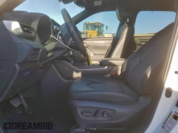 ✅ 2024 Toyota Highlander LE • VIN: 5TDKDRAHXRS539869 • Лот: 92416425. Опубликован ранее на Copart с пробегом 13 707 миль. Бесплатный доступ к архиву аукционных продаж из США и подробный отчёт об истории автомобиля на DreamBid. Изображение 7.