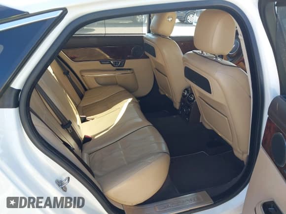 ✅ 2015 Jaguar XJ Portfolio • VIN: SAJWA2GZ9F8V84076 • Lot: 43605639. Wystawiony na IAAI z przebiegiem 50 008 mil. Bezpłatny archiwum sprzedaży aukcyjnych z USA i szczegółowy raport historii pojazdu na DreamBid. Zdjęcie 8.