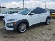 ✅ 2021 Hyundai Kona SEL Plus • VIN: KM8K62AA3MU661946 • Лот: 67280554. Опубликован ранее на Copart с пробегом Не указан. Бесплатный доступ к архиву аукционных продаж из США и подробный отчёт об истории автомобиля на DreamBid. Изображение 1.