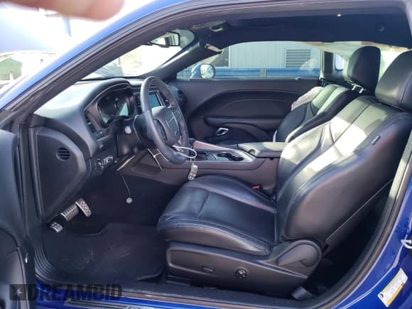 ✅ 2019 Dodge Challenger SXT • VIN: 2C3CDZAG6KH621389 • Lot: 40238453. Wystawiony na Copart z przebiegiem 22 268 mil. Bezpłatny archiwum sprzedaży aukcyjnych z USA i szczegółowy raport historii pojazdu na DreamBid. Zdjęcie 7.