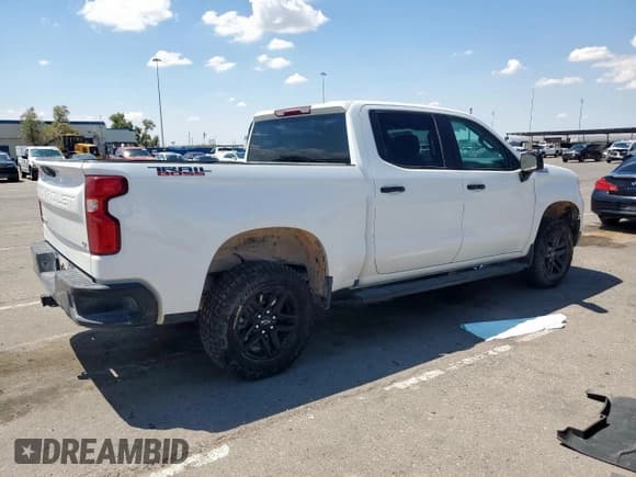 ✅ 2024 Chevrolet Silverado 1500 LT Trail Boss • VIN: 3GCUDFEDXRG243117 • Lot: 69073085. Wystawiony na Copart z przebiegiem 61 981 mil. Bezpłatny archiwum sprzedaży aukcyjnych z USA i szczegółowy raport historii pojazdu na DreamBid. Zdjęcie 3.