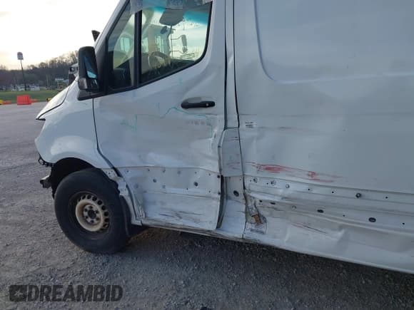 ✅ 2019 Mercedes-Benz Sprinter • VIN: WD3PF1CDXKP148405 • Lot: 41774219. Wystawiony na IAAI z przebiegiem 136 450 mil. Bezpłatny archiwum sprzedaży aukcyjnych z USA i szczegółowy raport historii pojazdu na DreamBid. Zdjęcie 6.