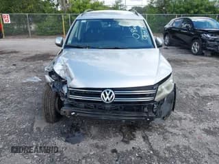 ✅ 2017 Volkswagen Tiguan S • VIN: WVGBV7AX4HK000867 • Lot: 43307506. Wystawiony na IAAI z przebiegiem 76 846 mil. Bezpłatny archiwum sprzedaży aukcyjnych z USA i szczegółowy raport historii pojazdu na DreamBid. Zdjęcie 6.