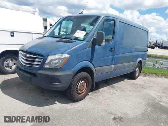 ✅ 2017 Freightliner Sprinter Cargo • VIN: WDYPE7CD2HP556115 • Lot: 43174012. Wystawiony na IAAI z przebiegiem 194 421 mil. Bezpłatny archiwum sprzedaży aukcyjnych z USA i szczegółowy raport historii pojazdu na DreamBid. Zdjęcie 2.