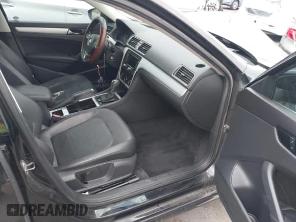 ✅ 2012 Volkswagen Passat SE • VIN: 1VWBP7A34CC041592 • Lot: 43060137. Wystawiony na IAAI z przebiegiem 132 090 mil. Bezpłatny archiwum sprzedaży aukcyjnych z USA i szczegółowy raport historii pojazdu na DreamBid. Zdjęcie 5.